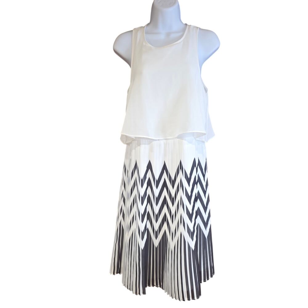 Adelyn Rae white and black chevron,‎ pleated overlay dress sz L